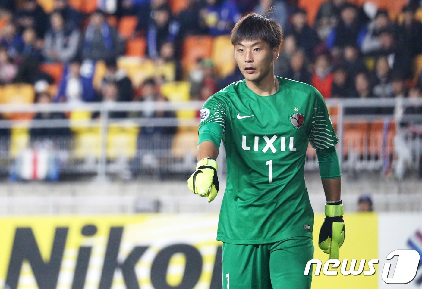 본문 이미지 - 24일 오후 경기도 수원시 팔달구 수원월드컵경기장에서 열린 2018 아시아축구연맹(AFC) 챔피언스 리그 4강 2차전 수원 삼성 블루윙즈와 가시마 앤틀러스의 경기에서 가시마 권순태 골키퍼가 공을 주시하고 있다. 2018.10.24/뉴스1 ⓒ News1 오장환 기자