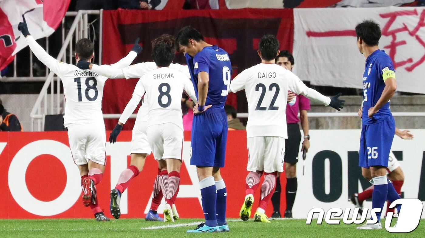 24일 오후 경기도 수원시 팔달구 수원월드컵경기장에서 열린 2018 아시아축구연맹(AFC) 챔피언스 리그 4강 2차전 수원 삼성 블루윙즈와 가시마 앤틀러스의 경기에서 가시마 세르지우가 팀의 세번째 득점을 성공시킨 후 동료 선수들과 기뻐하고 있다. 2018.10.24/뉴스1 ⓒ News1 오장환 기자