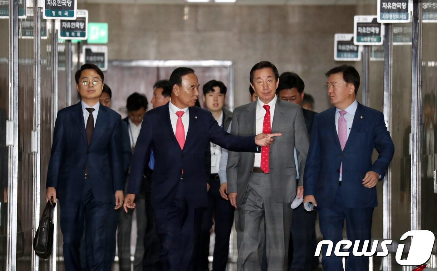 본문 이미지 - 김성태 자유한국당 원내대표가 지난 25일 서울 여의도 국회에서 동료의원들과 외통위, 국토위 합동대책회의에 참석하고 있다. 이날 회의는 평양공동선언과 판문점선언 이행을 위한 군사분야 합의서 심의의결에 대한 대책 논의를 했다.  ⓒ News1 김명섭 기자