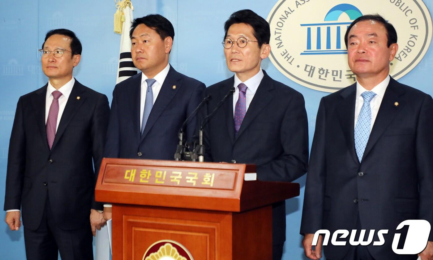 본문 이미지 - 윤소하 정의당 원내대표가 지난 25일 오전 서울 여의도 국회에서 열린 사법농단 관련 특별재판부 설치 촉구 여야4당 원대대표 기자회견에서 발언을 하고 있다. 왼쪽부터 홍영표 더불어민주당 원내대표, 김관영 바른미래당 , 윤소하 정의당, 장병완 민주평화당. 2018.10.25/뉴스1 ⓒ News1 김명섭 기자