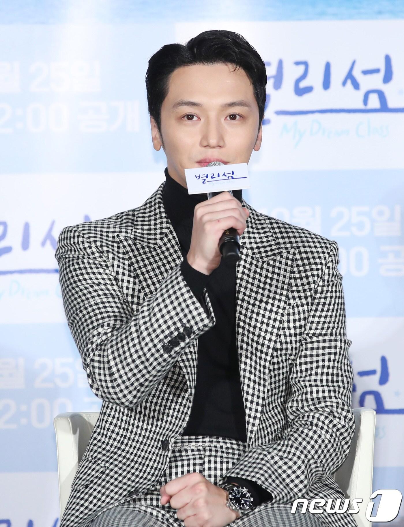 본문 이미지 - 배우 변요한이 25일 서울 강남구 삼성동 메가박스 코엑스점에서 열린 영화 ‘별리섬’ 특별상영회에 참석해 인사말을 하고 있다. ‘별리섬’은 스펙을 쌓으려 외딴섬에 신입 영어강사로 들어간 대학생 한기탁(변요한 분)과 통제불능 중학생들이 꿈을 찾아가는 이야기를 유쾌하게 그린 단편 영화다. 2018.10.25/뉴스1 ⓒ News1 권현진 기자