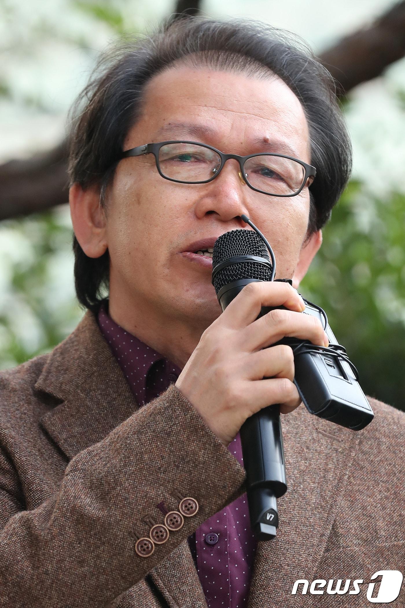 본문 이미지 - 대구법원 앞에서 1983년 발생한 '대구 미문화원 폭파사건' 당시 국가보안법 위반 혐의로 유죄 판결을 받았던 재심 청구자들과 지역 인권단체 회원들이 국가폭력과 인권침해 인정을 요구하는 기자회견을 열고 있다. 발언하는 재심 청구자 박종덕 씨 눈에 눈물이 고여 있다. 2018.10.25/뉴스1 ⓒ News1 공정식 기자