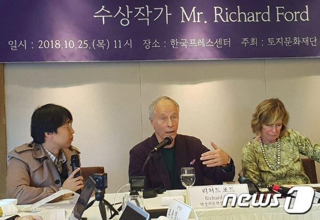 본문 이미지 - 제8회 박경리문학상을 수상한 미국 작가 리처드 포드가 25일 서울 프레스센터에서 열린 기자간담회에서 질문에 답하고 있다.