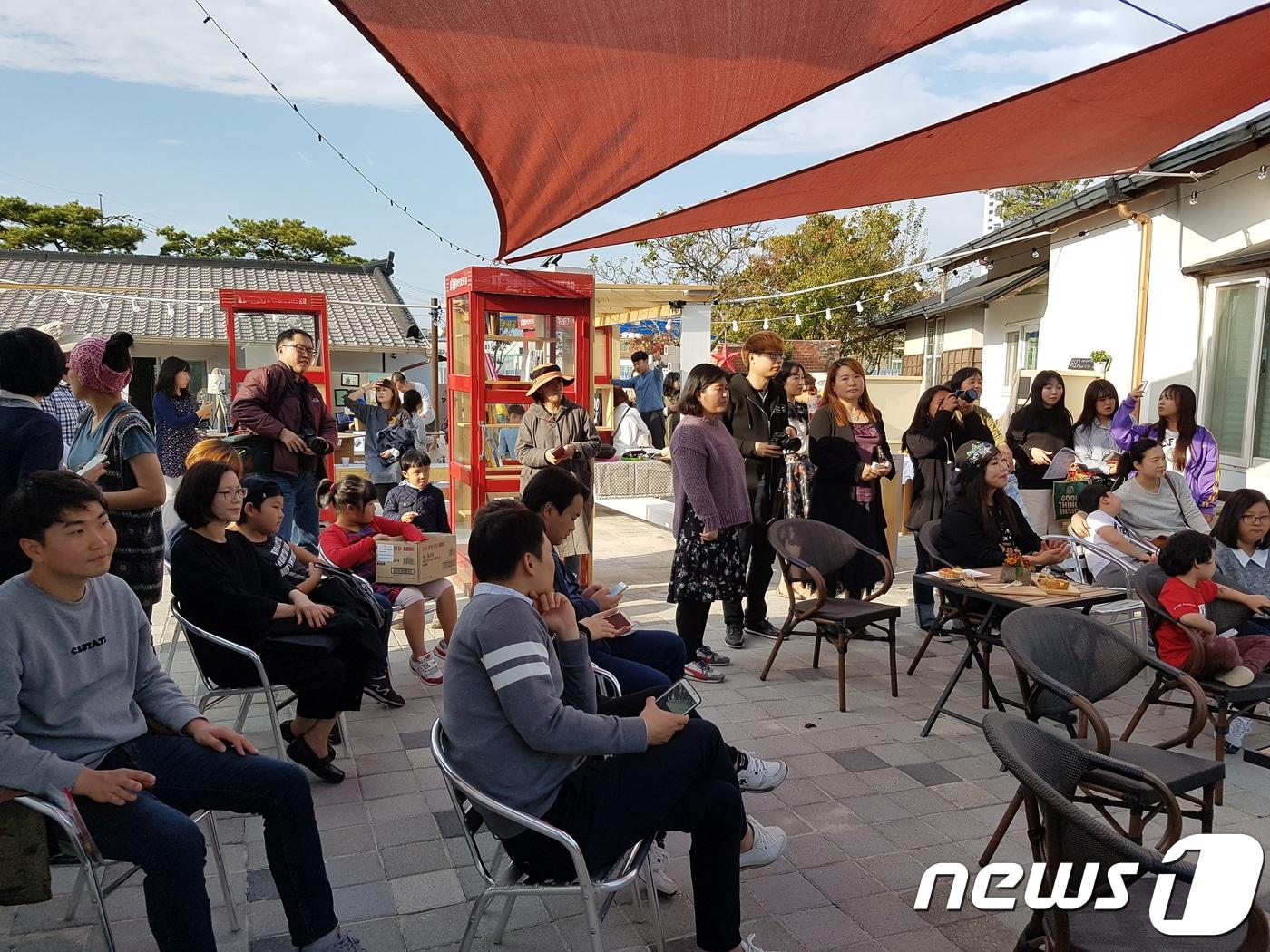 본문 이미지 - 2017년 완주군에서 열리고 있는 청년축제 '청춘난장'.(완주군제공)2018.10.25/뉴스1ⓒ News1