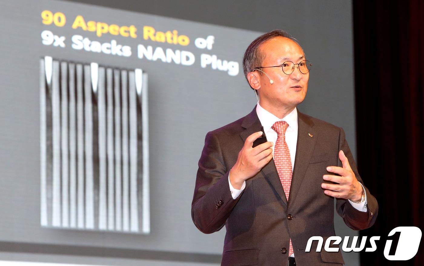 이석희 SK하이닉스 사업총괄 사장이 25일 오후 서울 강남구 코엑스에서 열린 '2018 반도체대전 키노트 스피치' 행사에서 반도체 산업의 한계 극복을 주제로 발표하고 있다. 2018.10.25/뉴스1 ⓒ News1 이승배 기자