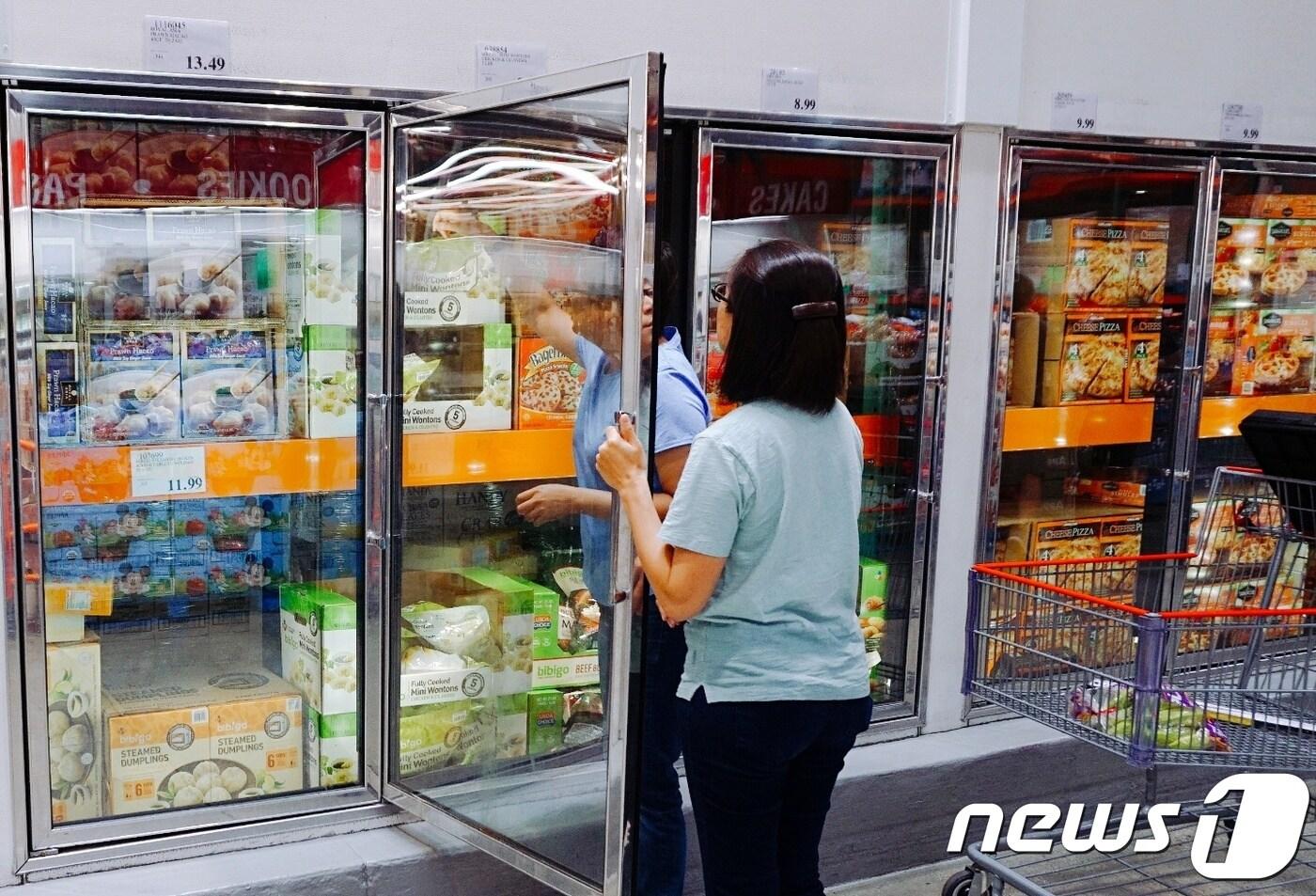 본문 이미지 - 미국 코스트코에서 소비자들이 비비고 만두를 구매하고 있다. ⓒ News1