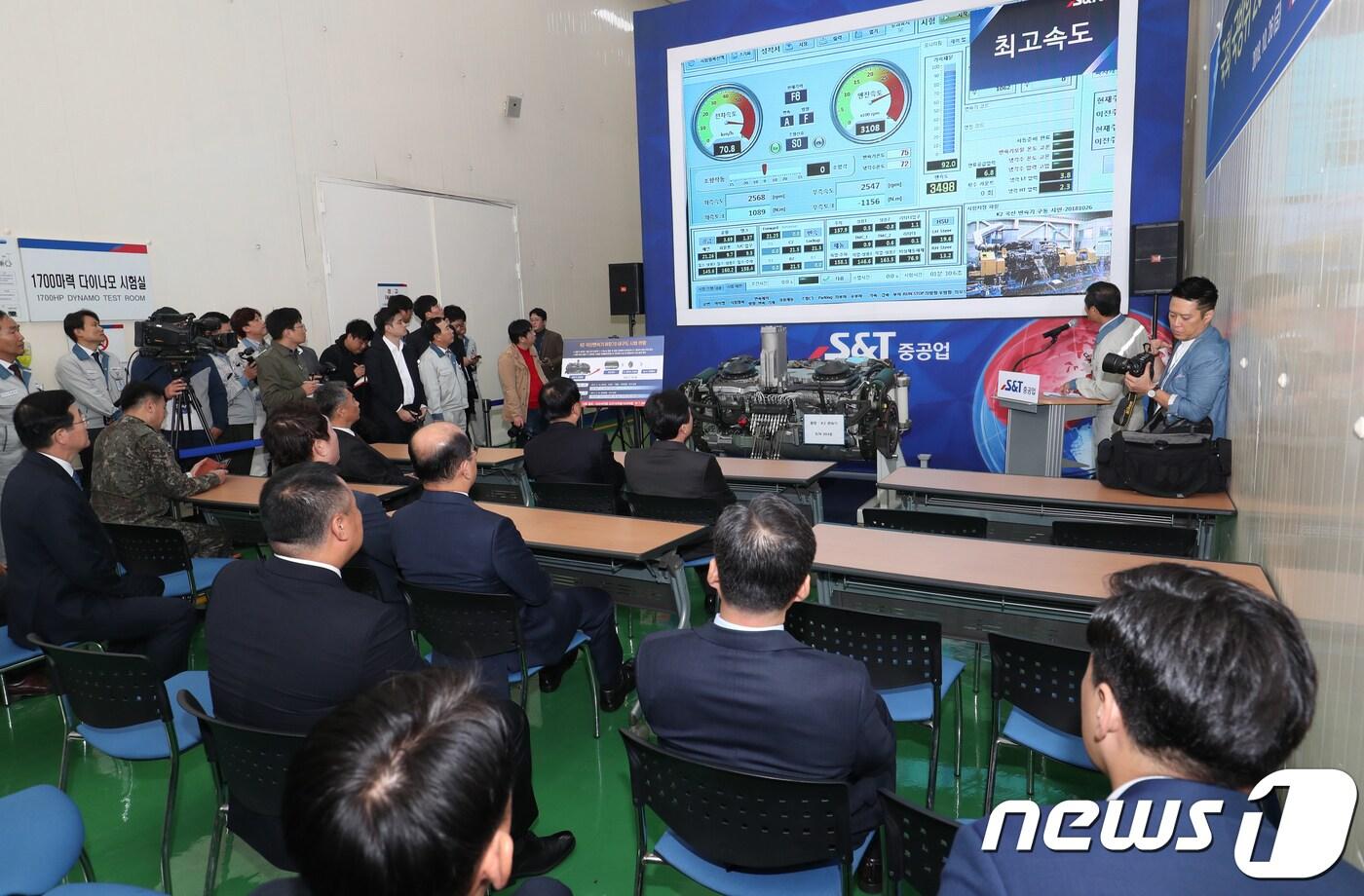 이주영 국회 부의장을 비롯한 국회 국방위원회 의원들이 26일 오전 경남 창원시 성산구 S&T중공업에서 열린 국정감사 현장시찰에서 K2 변속기 등을 살펴보고 있다. 2018.10.26/뉴스1 ⓒ News1 여주연 기자