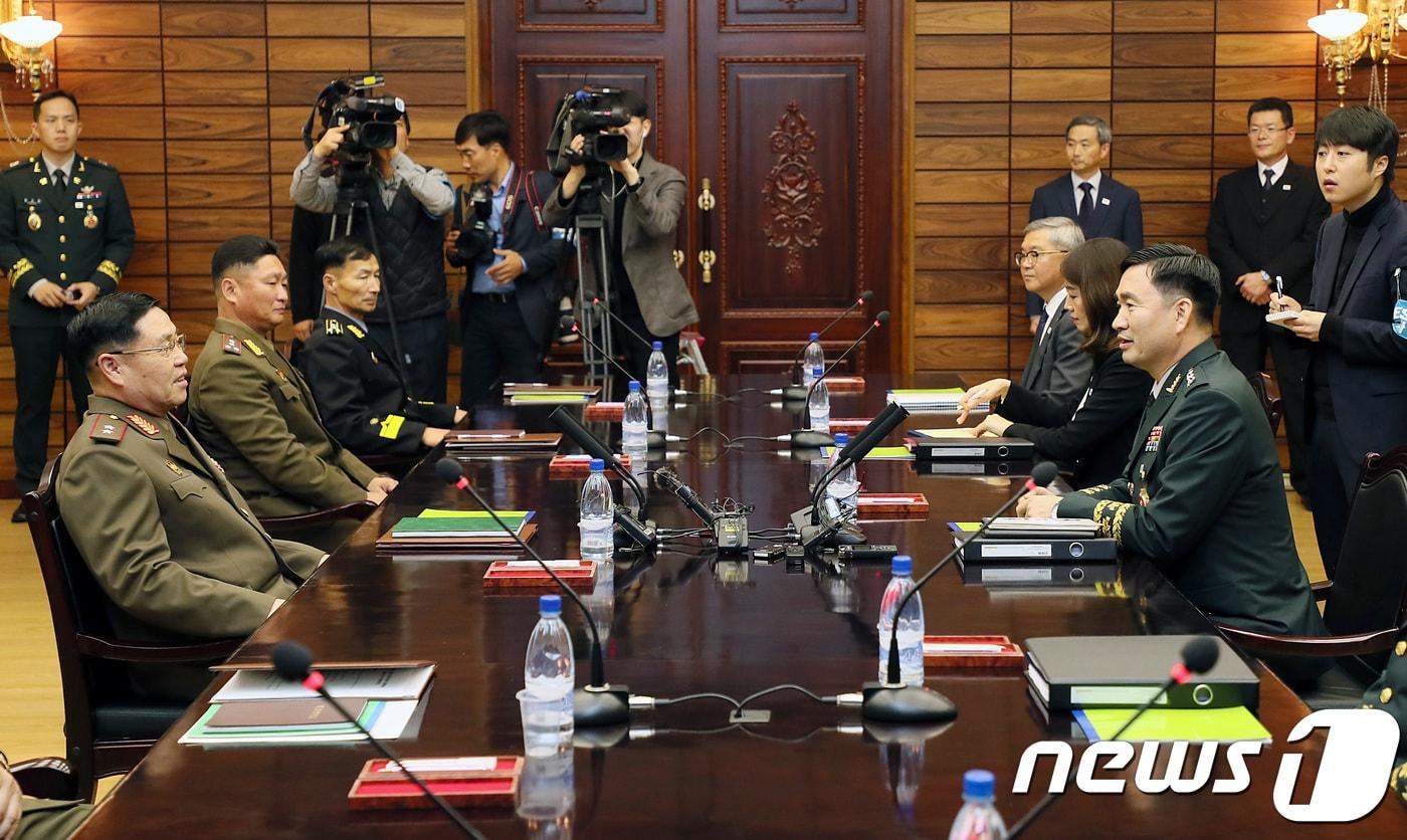 2018년 10월 28일 판문점 북측지역 통일각에서 &#39;제10차 남북장성급군사회담&#39;을 마친 남측 수석대표인 김도균 국방부 대북정책관&#40;육군 소장·왼쪽&#41;과 북측 수석대표인 안익산 육군 중장이 악수하고 있다. 2018.10.26/뉴스1 ⓒ News1 사진공동취재단