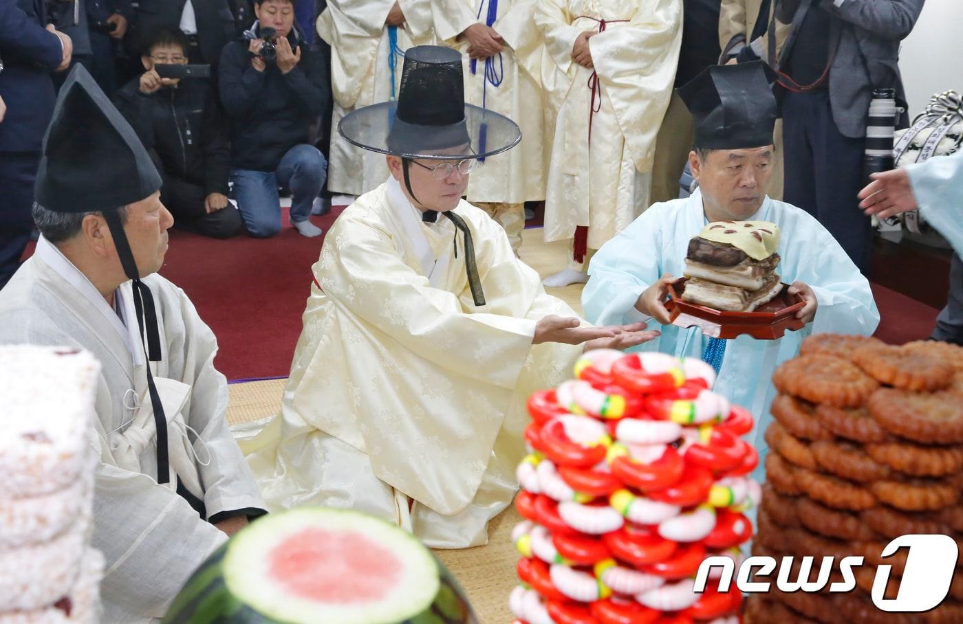 본문 이미지 - 26일 경북 구미시 상모동 박정희 전 대통령 생가에서 열린 '박정희 대통령 제39기 추도식'에서 이철우 경북지사가 초헌관으로 추모제례를 올리고 있다. 이 지사는 "전직 대통령을 모시는데 함께 화합하는 모습을 보여줬으면 좋겠다＂ 며 ＂경북도는 우리도 한번 잘살아 보자고, 근면하고 자조하고 협동하자고 외치셨던 새마을운동을 세계 빈곤국가를 대상으로 계속 추진해 나가겠다＂고 말했다.2018.10.26/뉴스1 ⓒ News1 정우용 기자