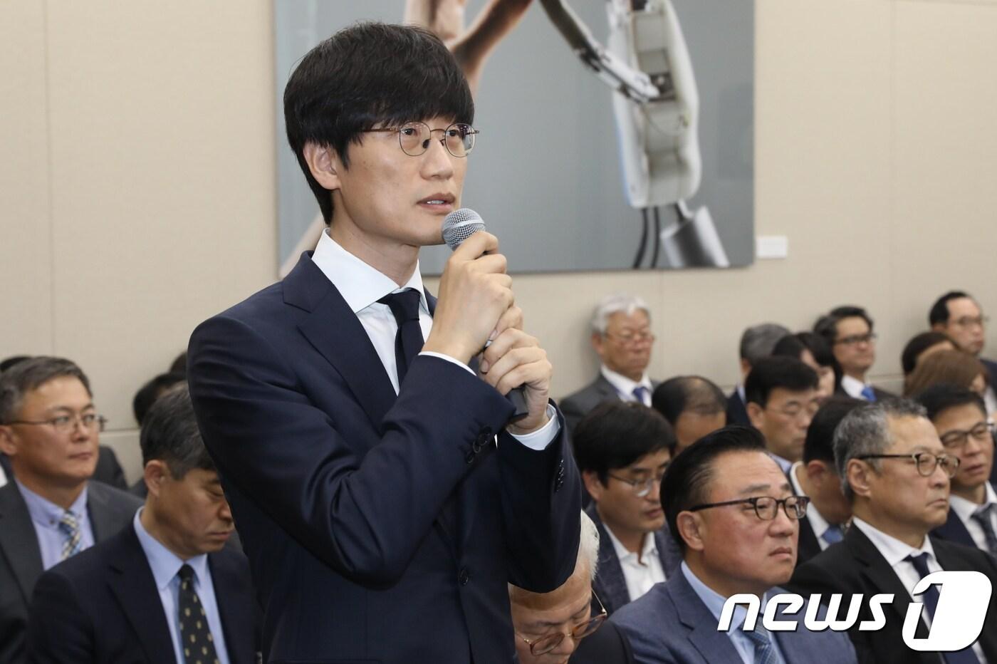 이해진 네이버 글로벌투자책임자(GIO)가 26일 서울 여의도 국회에서 열린 과학기술정보방송통신위원회 종합감사에 출석해 의원들의 질의에 답하고 있다. 2018.10.26/뉴스1 ⓒ News1 민경석 기자