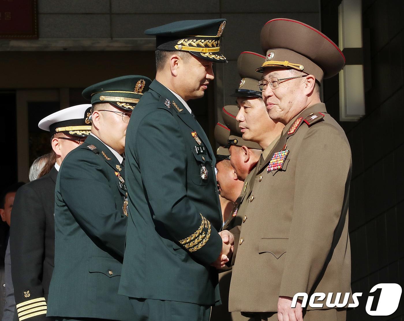 본문 이미지 - 28일 '제10차 남북장성급군사회담'을 마친 우리측 수석대표인 김도균 국방부 대북정책관(육군 소장·왼쪽)과 북측 수석대표 안익산 육군 중장이 판문점 북측 통일각 현관 앞에서 악수하고 있다. 2018.10.26/뉴스1 ⓒ News1 사진공동취재단