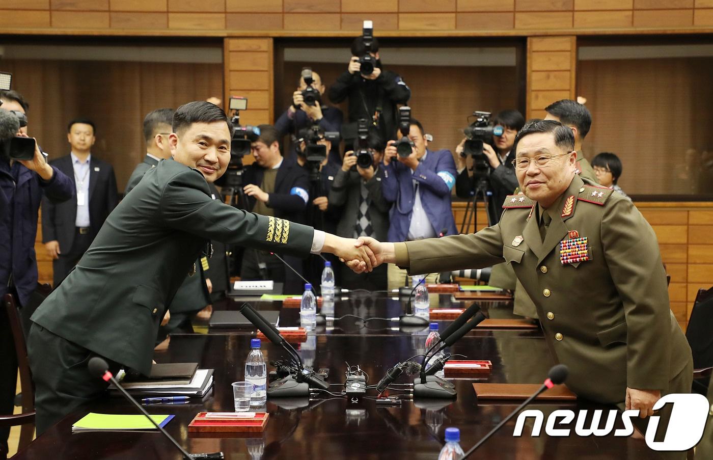 2018년 10월 28일 판문점 북측지역 통일각에서 '제10차 남북장성급군사회담'을 마친 남측 수석대표인 김도균 국방부 대북정책관(육군 소장·왼쪽)과 북측 수석대표인 안익산 육군 중장이 악수하고 있다. 2018.10.26/뉴스1 ⓒ News1 사진공동취재단