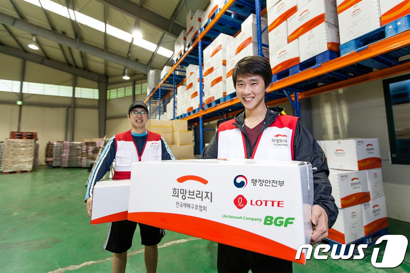 본문 이미지 - 희망브리지 전국재해구호협회는 행정안전부와 롯데유통사업부문, BGF리테일과 손잡고 오는 27일 새벽 김포공항에서 출발하는 군 수송기를 통해 구호물품을 긴급 지원한다고 26일 밝혔다.(희망브리지 제공)ⓒ News1