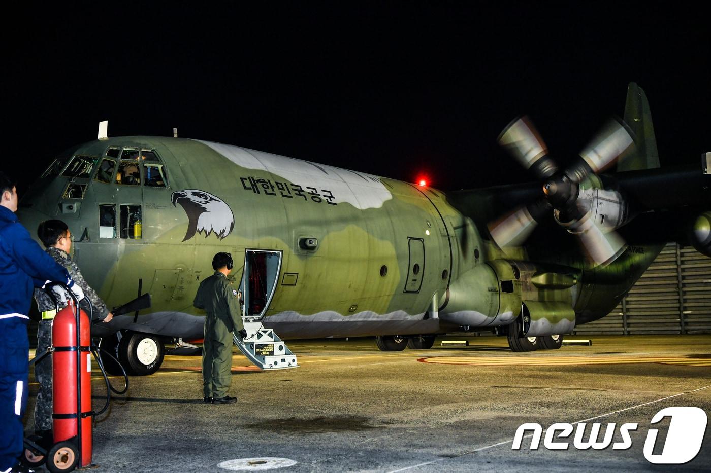 27일 새벽 부산광역시 강서구 김해국제공항에서 군장병들이 태풍 '위투'로 인해 사이판에서 발이 묶인 교민 및 관광객 긴급 수송을 위해 이륙을 준비하고 있다. (공군 제공) ⓒ News1