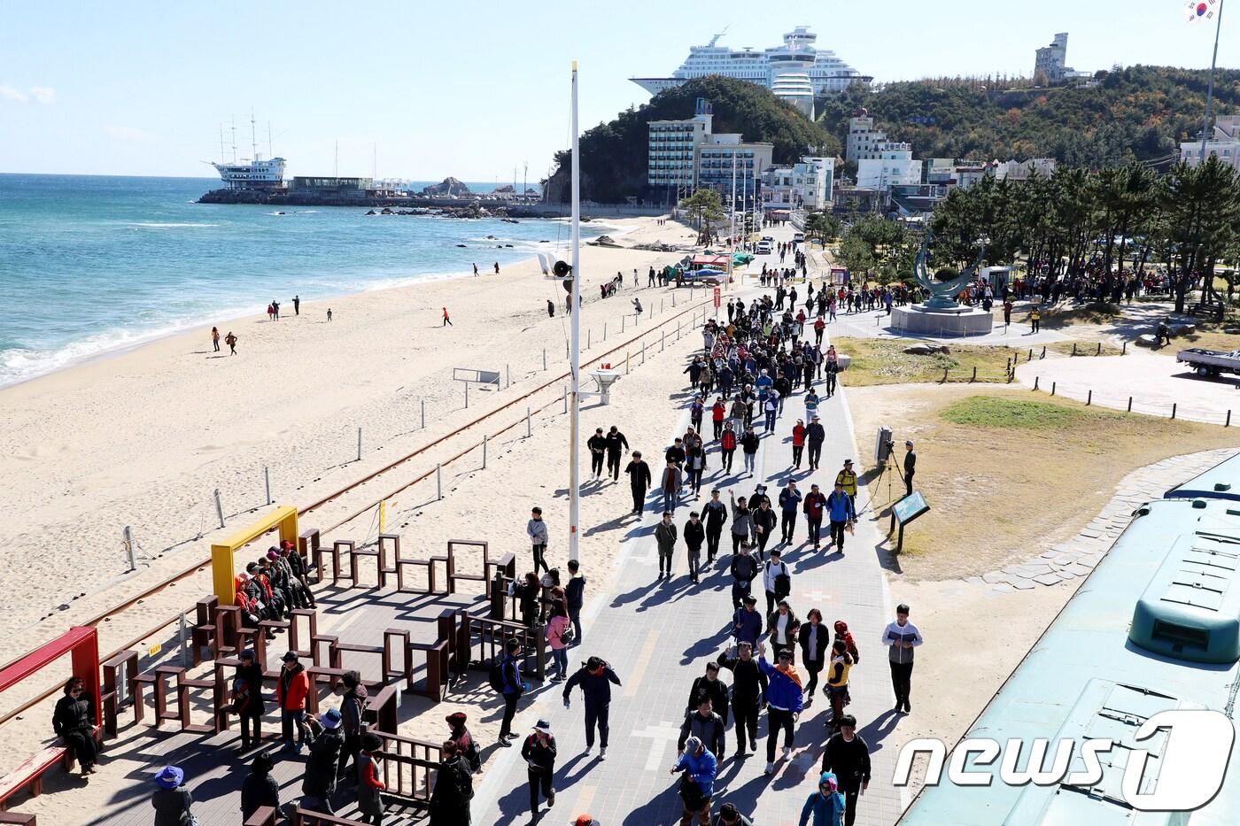 강원 강릉 바우길 걷는 시민들.(강릉시 제공, 재판매 및 DB 금지) 2025.4.14/뉴스1