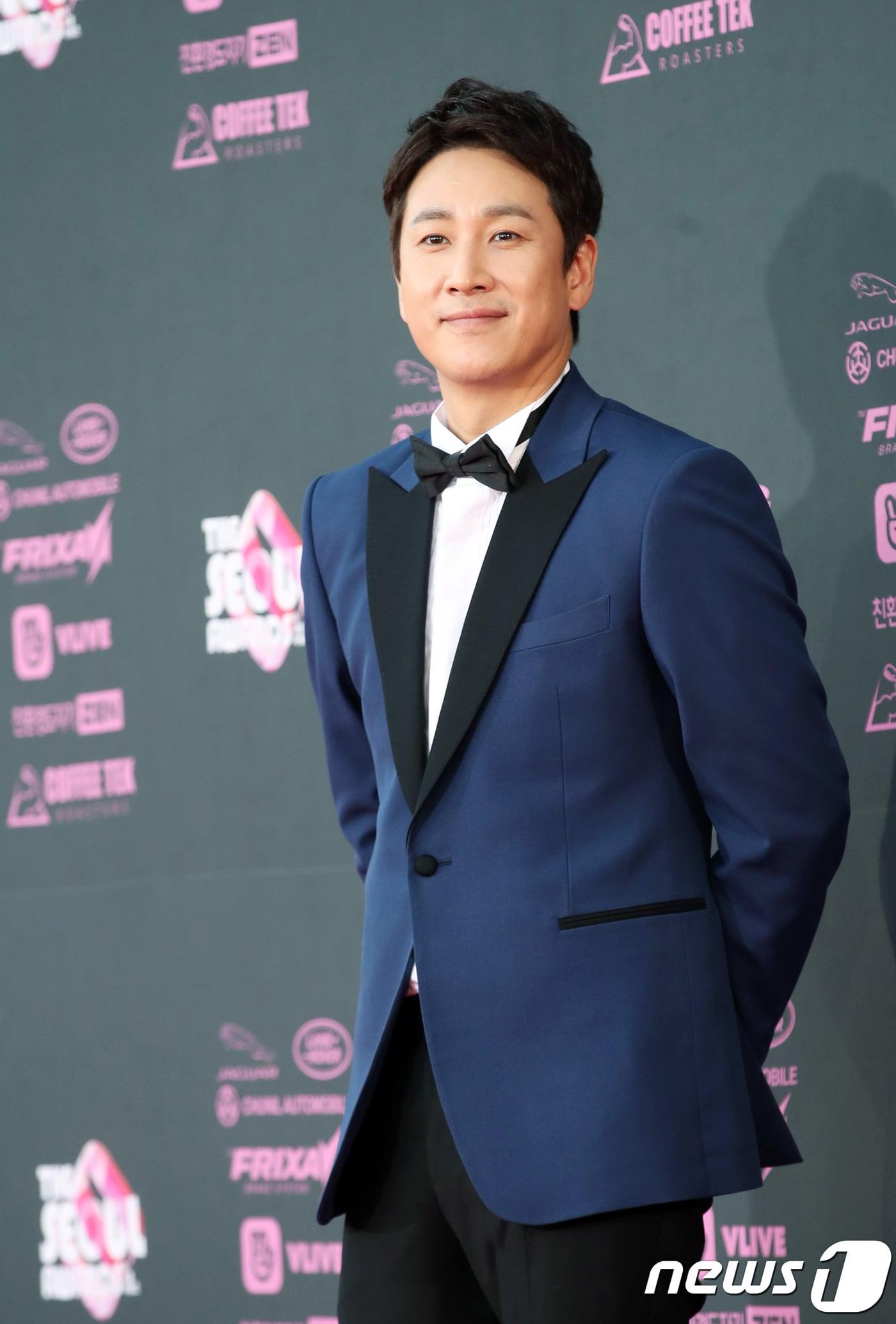 본문 이미지 - 배우 이선균이 27일 오후 서울 경희대 평화의전당에서 열린 &#39;제2회 더 서울어워즈&#39; 레드카펫 행사에 참석해 포즈를 취하고 있다. 2018.10.27/뉴스1 ⓒ News1 권현진 기자