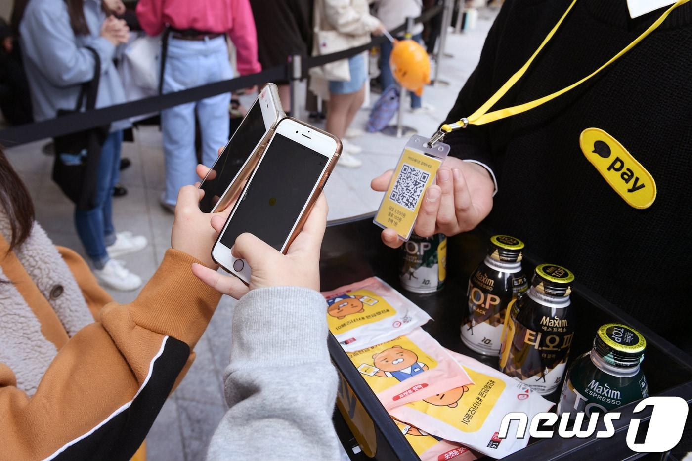 본문 이미지 - 한 시민이 카카오페이로 음료를 구매하는 모습 ⓒ News1 임세영 기자