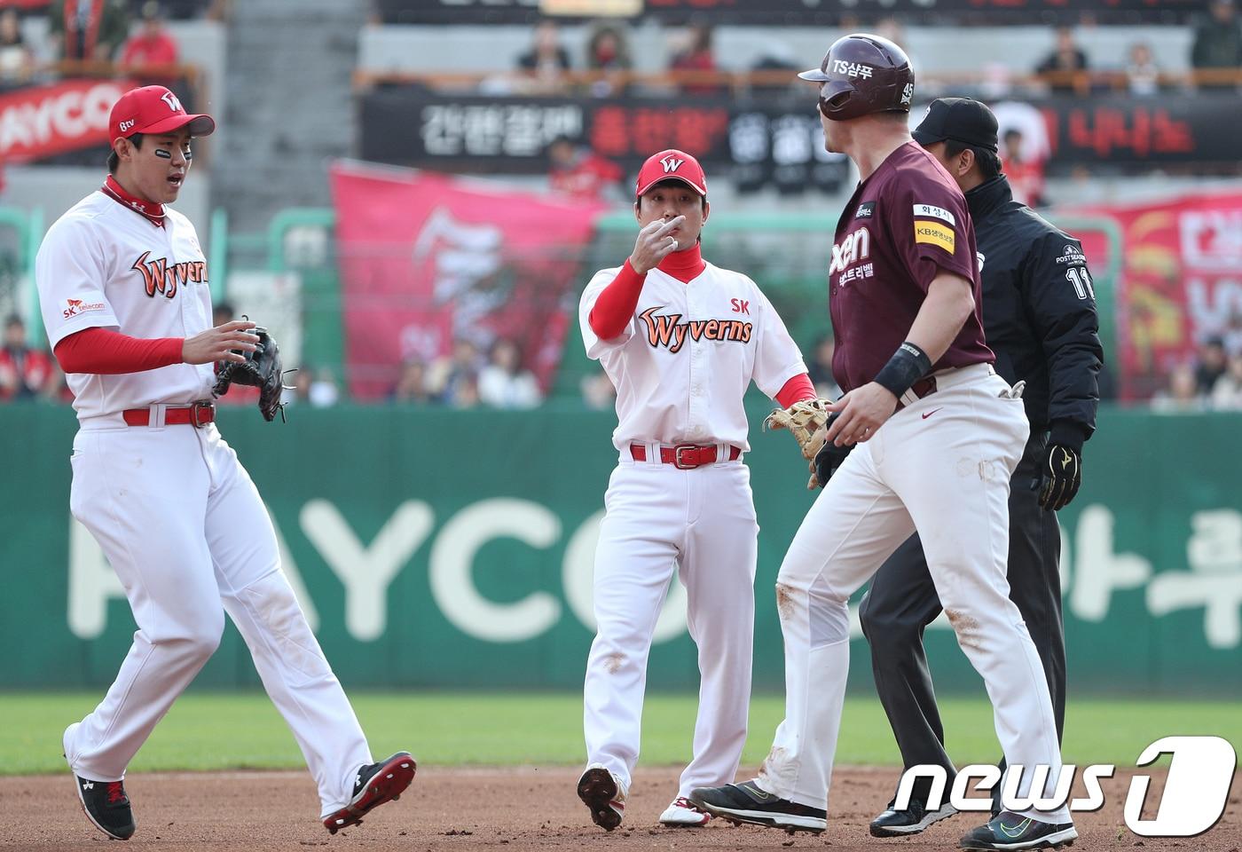 28일 오후 인천시 SK행복드림구장에서 열린 '2018 프로야구 신한은행 마이카 KBO리그 포스트시즌' 플레이오프 2차전 SK 와이번스와 넥센 히어로즈의 경기 3회초 넥센 공격 1사 1,2루 상황 넥센 박병호의 병살 타구 상황에서 1루 주자 넥센 샌즈와 SK 김성현이 신경전을 벌이고 있다. 2018.10.28/뉴스1 ⓒ News1 신웅수 기자