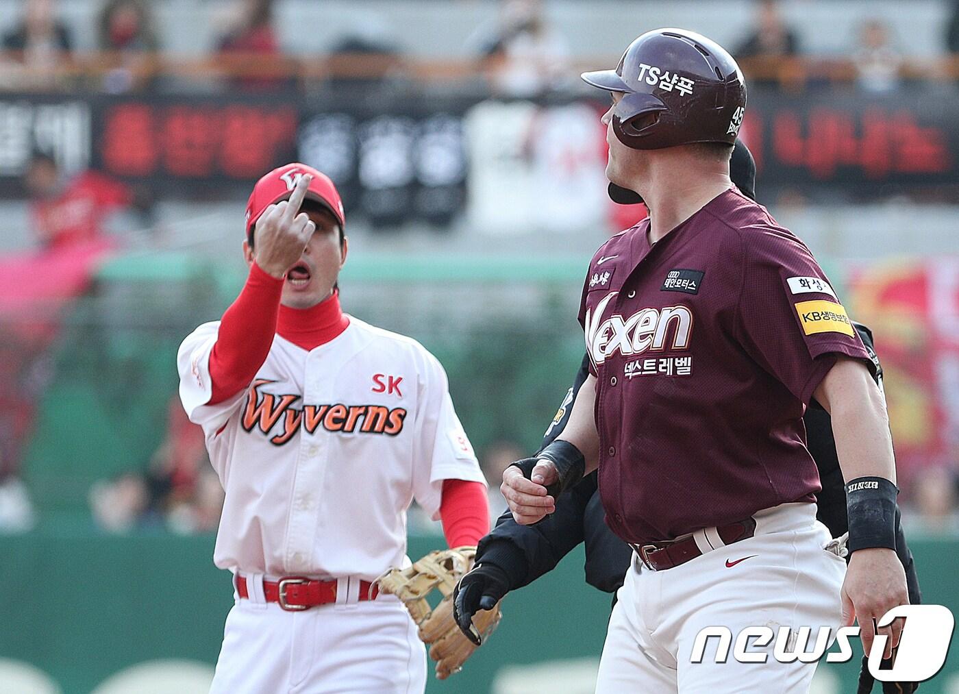 본문 이미지 - 28일 오후 인천시 SK행복드림구장에서 열린 '2018 프로야구 신한은행 마이카 KBO리그 포스트시즌' 플레이오프 2차전 SK 와이번스와 넥센 히어로즈의 경기 3회초 넥센 공격 1사 1,2루 상황 넥센 박병호의 병살 타구 상황에서 1루 주자 넥센 샌즈와 SK 김성현이 신경전을 벌이고 있다. 2018.10.28/뉴스1 ⓒ News1 신웅수 기자