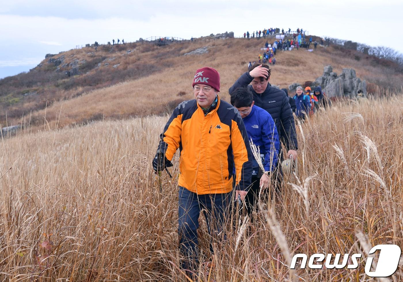 본문 이미지 - 이용섭 광주시장과 탐방객들이 27일 오전 무등산 정상 개방 행사에 참석해 서석대 인근 억새군락지를 걷고 있다.(광주시 제공)2018.10.28/뉴스1 ⓒ News1