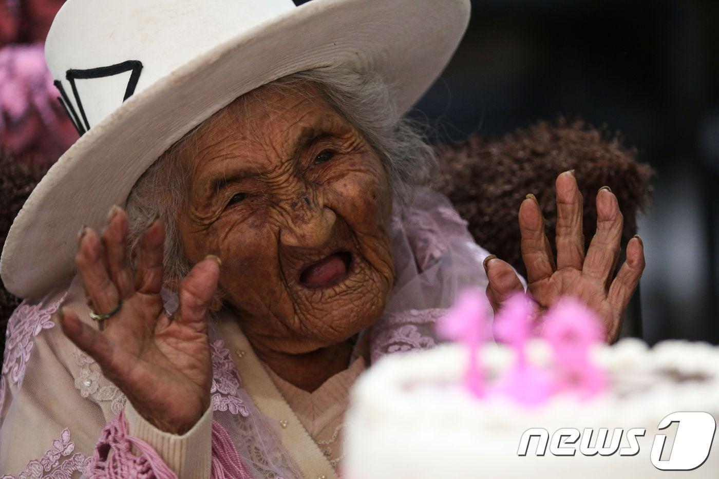 본문 이미지 - '마마 훌리아'로 알려진 비공식 세계 최고령 훌리아 플로레스 할머니. ⓒ AFP=뉴스1