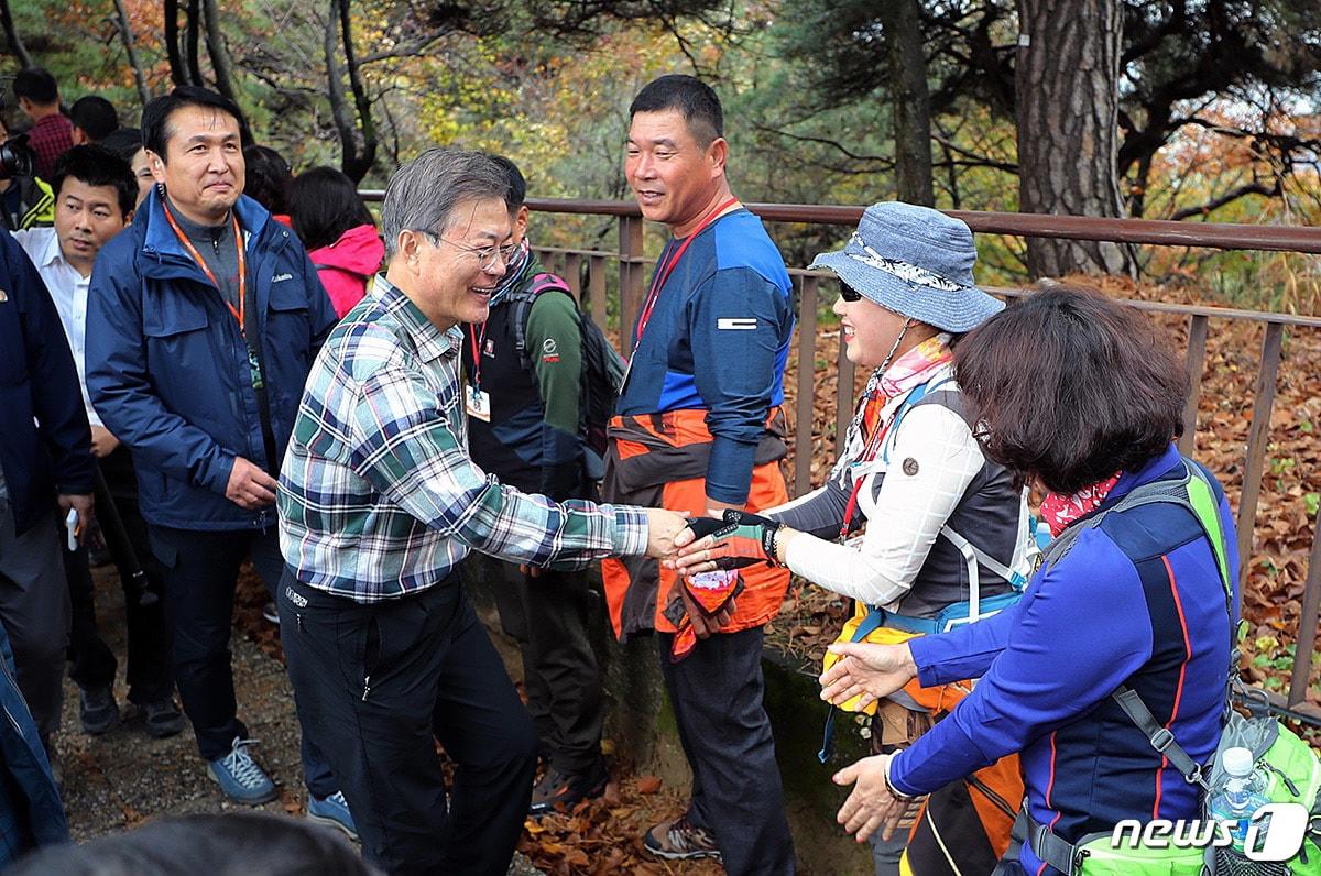 본문 이미지 - 문재인 대통령이 28일 청와대 기자단과 북악산 산행 중 등산객들과 인사를 하고 있다. (청와대 제공) 2018.10.28/뉴스1