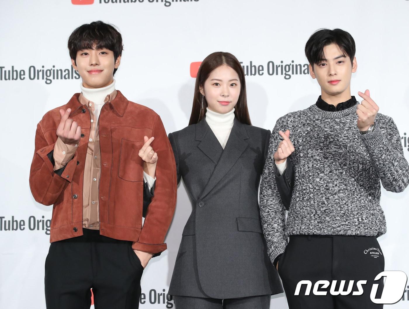 본문 이미지 - 배우 안효섭(왼쪽부터), 서은수, 차은우가 29일 오후 서울 콘래드서울에서 열린 웹드라마 '탑매니지먼트' 제작발표회에 참석해 포즈를 취하고 있다. '탑매니지먼트' 는 운빨 제로 아이돌 그룹 소울(차은우, 정유안, 방재민 분)과 몽골에서 온 싱어송라이터 수용(안효섭 분), 연습생 출신의 열혈 매니저 은성(서은수 분)가 그리는 '차트 인' 역주행 프로젝트를 그린 드라마이다. 2018.10.29/뉴스1 ⓒ News1 권현진 기자