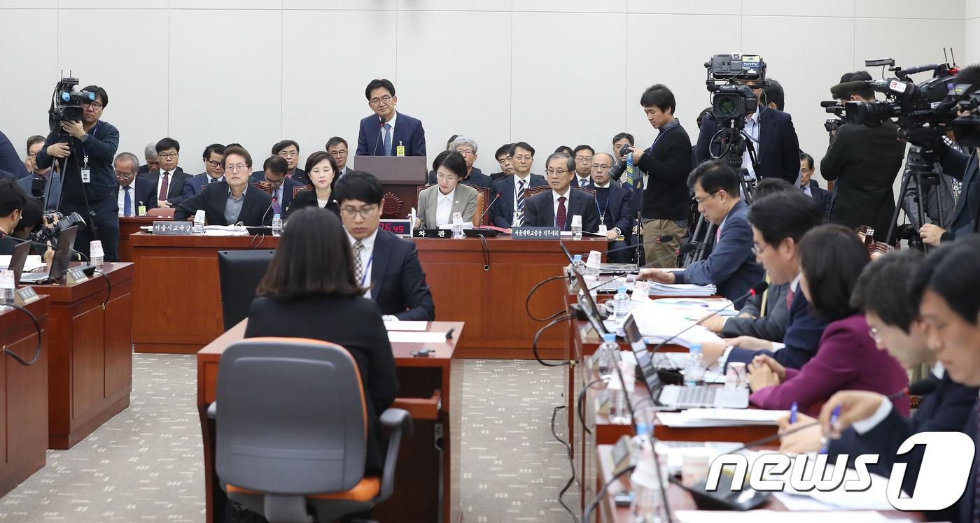 본문 이미지 - 이덕선 한국유치원총연합회 비상대책위원장이 29일 오후 서울 여의도 국회에서 열린 교육위원회의 교육부에 대한 종합감사에서 박용진 더불어민주당 의원의 질의에 답하고 있다. 2018.10.29/뉴스1 ⓒ News1 임세영 기자