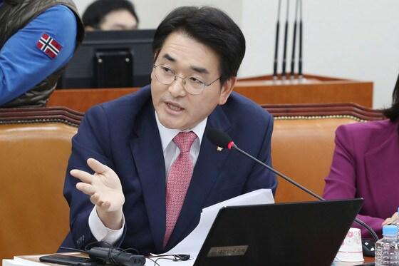 본문 이미지 - 박용진 더불어민주당 의원이 29일 오후 서울 여의도 국회에서 열린 교육위원회의 교육부에 대한 종합감사에서 이덕선 한국유치원총연합회 비상대책위원장에게 질의를 하고 있다. 2018.10.29/뉴스1 ⓒ News1 임세영 기자