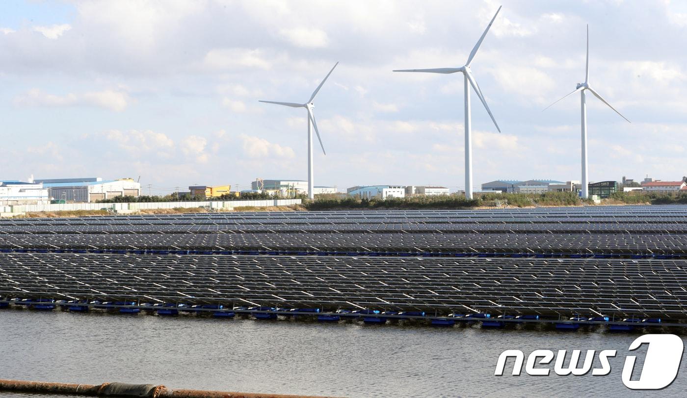 29일 오후 전북 군산시 군산2산업단지 유수지에 국내 최대 규모(유수지 면적 112,584평, 모듈 설치면적 67,548평)의 수상 태양광 발전소가 들어서 있다. (자료사진)2018.10.29/뉴스1 ⓒ News1 문요한 기자