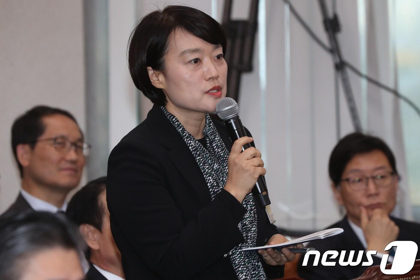 한성숙 대표가 국회 산업위 국감에서 의원들의 질의에 답하고 있다. /뉴스1 DB