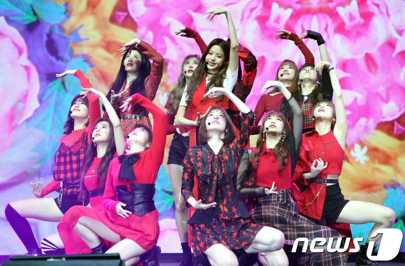 그룹 아이즈원(IZ*ONE)이 29일 오후 서울 올림픽공원에서 열린 첫 번째 미니앨범 ‘컬러라이즈(COLOR*IZ)’ 쇼케이스 기자간담회에 참석해 신곡을 선보이고 있다. 아이즈원은 Mnet의 오디션 프로그램 '프로듀스48'에서 국민프로듀서의 투표로 선정된 TOP12멤버 장원영, 미야와키 사쿠라, 조유리, 최예나, 안유진, 야부키 나코, 권은비, 강혜원, 혼다 히토미, 김채원, 김민주, 이채연 등으로 구성된 걸그룹이다. 2018.10.29/뉴스1 ⓒ News1 권현진 기자