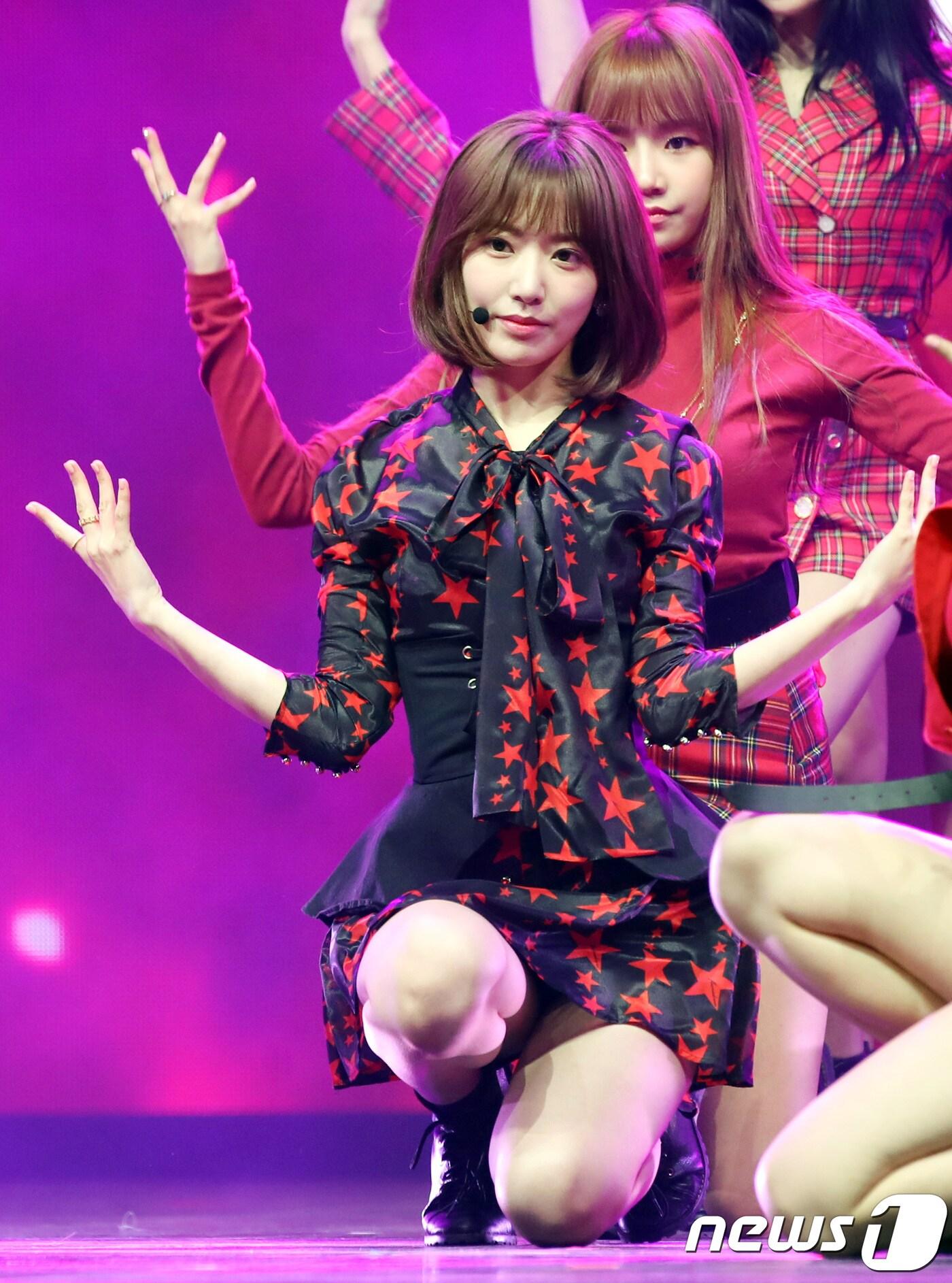 본문 이미지 - 걸그룹 아이즈원(IZ*ONE) 미야와키 사쿠라가 29일 오후 서울 올림픽공원에서 열린 첫 번째 미니앨범 ‘컬러라이즈(COLOR*IZ)’ 쇼케이스 기자간담회에 참석해 신곡을 선보이고 있다. 아이즈원은 Mnet의 오디션 프로그램 '프로듀스48'에서 국민프로듀서의 투표로 선정된 TOP12멤버 장원영, 미야와키 사쿠라, 조유리, 최예나, 안유진, 야부키 나코, 권은비, 강혜원, 혼다 히토미, 김채원, 김민주, 이채연 등으로 구성된 걸그룹이다. 2018.10.29/뉴스1 ⓒ News1 권현진 기자