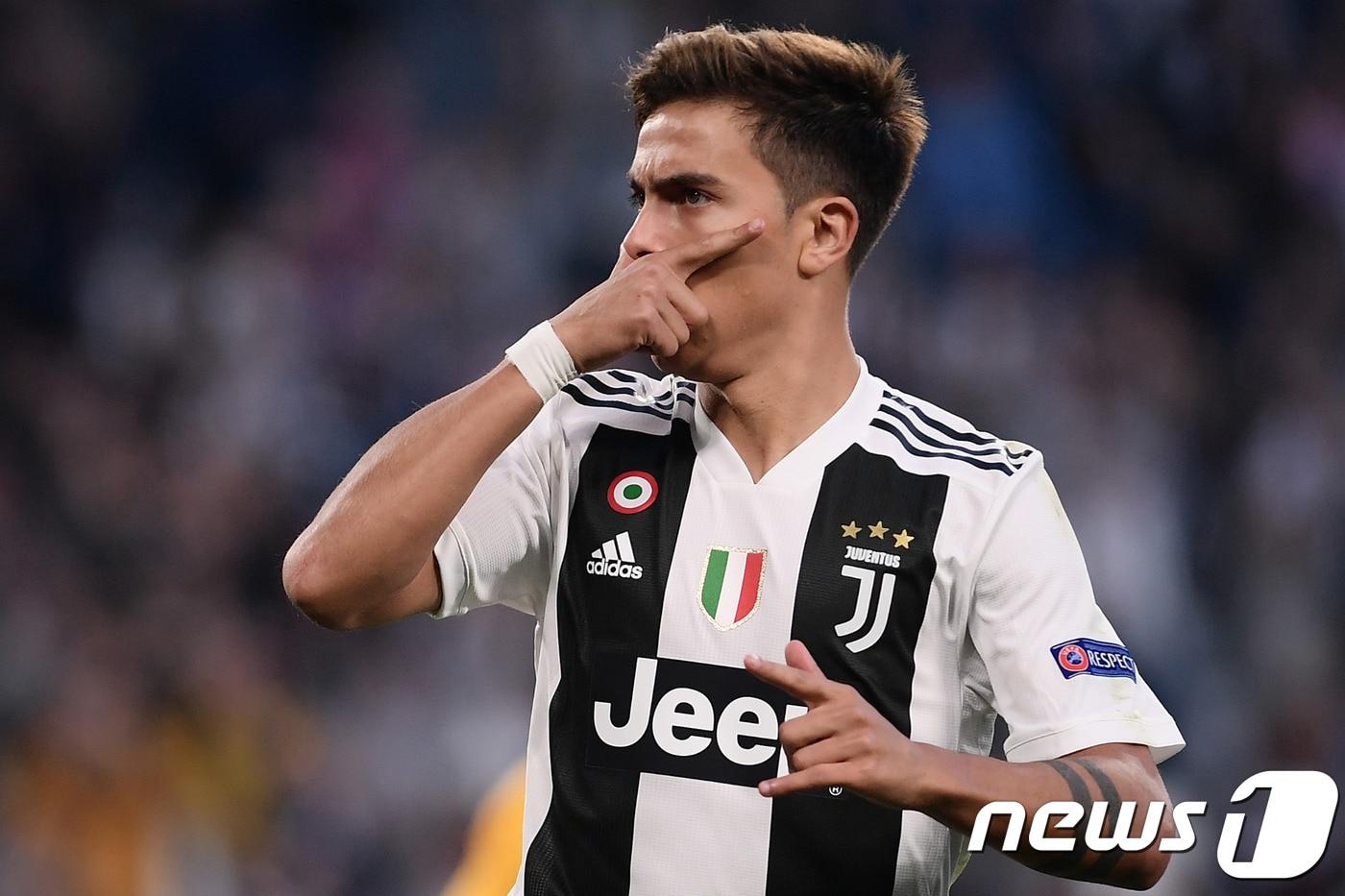 본문 이미지 - 유벤투스의 파울로 디발라가 3일(한국시간) 이탈리아 토리노의 유벤투스 스타디움에서 열린 영 보이즈와의 2018-19 유럽축구연맹(UEFA) 챔피언스리그 H조 조별리그 2라운드에서 득점 후 세리머니를 하고 있다. ⓒ AFP=News1