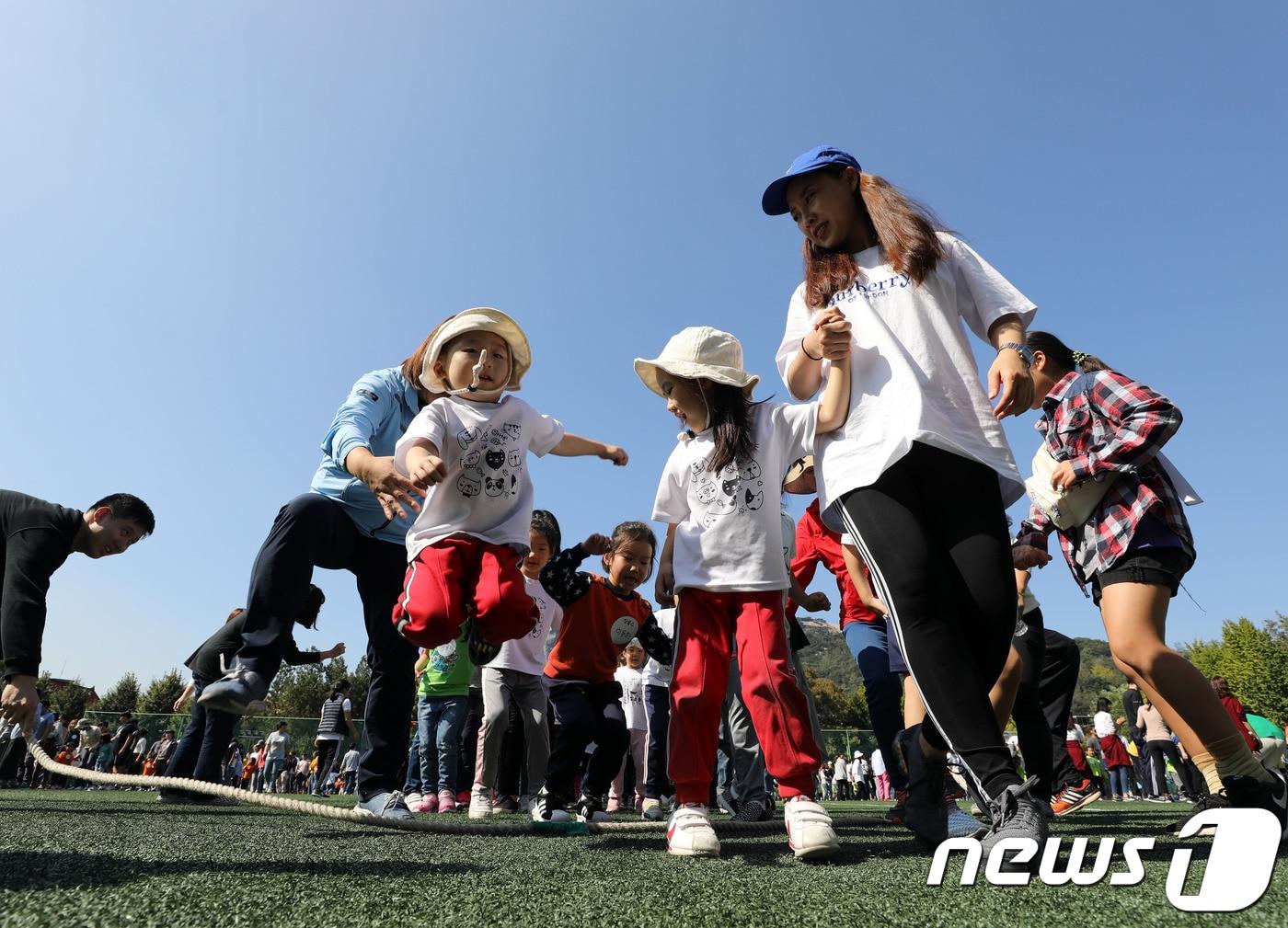 본문 이미지 - 3일 오전 서울 종로구 경복고등학교 운동장에서 열린 '2018 국공립어린이집 연합회 가족 운동회에서' 어린이들과 가족들이 즐거운 시간을 보내고 있다. 2018.10.3/뉴스1 ⓒ News1 이재명 기자