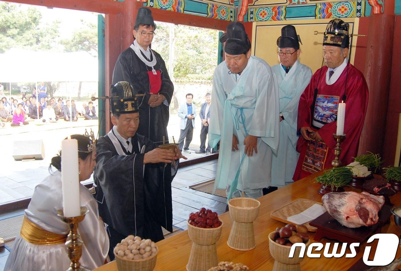 본문 이미지 - 3일 증평 단군전에서 열린 개천대제에서 초헌관을 맡은 장천배 군의회 의장이 첫 술잔을 올리고 있다.2018.10,3ⓒ News1 김정수 기자