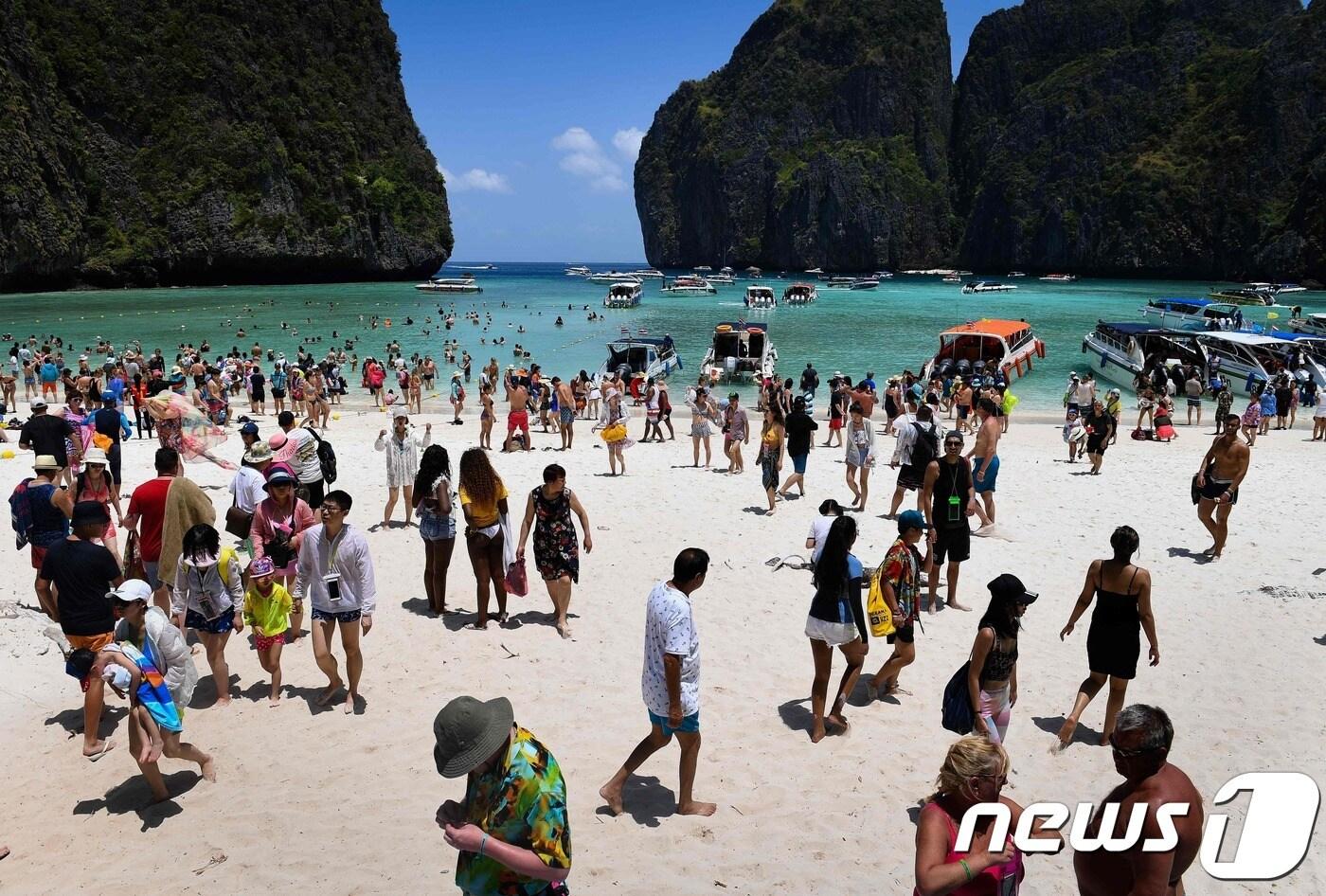 지난 4월 관광객들로 붐빈 태국 마야베이 섬.ⓒ AFP=뉴스1
