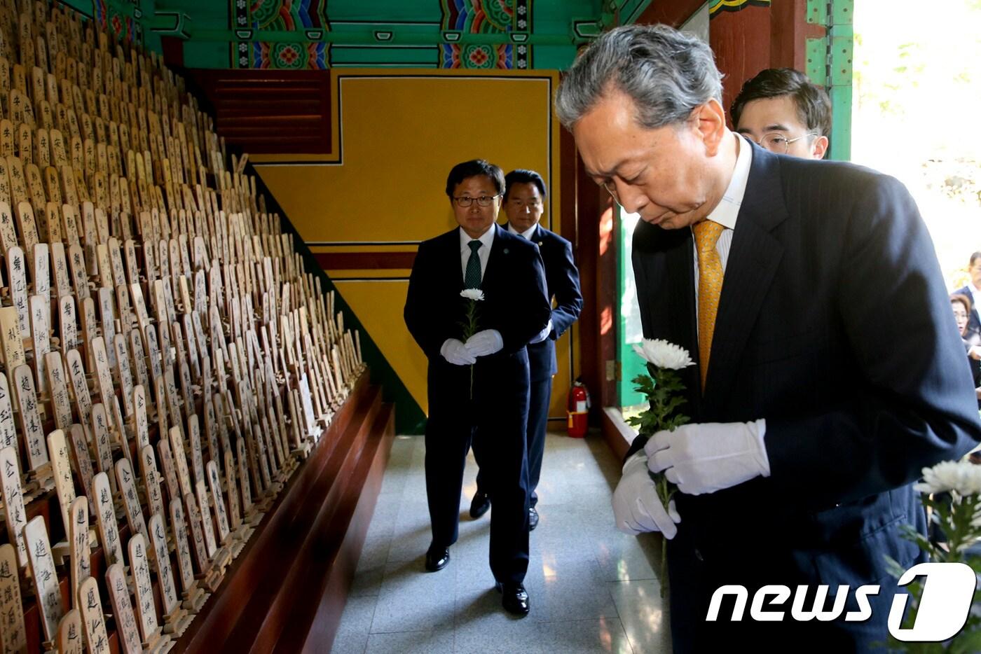 본문 이미지 - 하토야마 유키오 전(前)일본총리가 3일 경남합천원폭피해자 복지회관을 방문해 위령각을 참배하고 있다.(합천군제공)ⓒ News1
