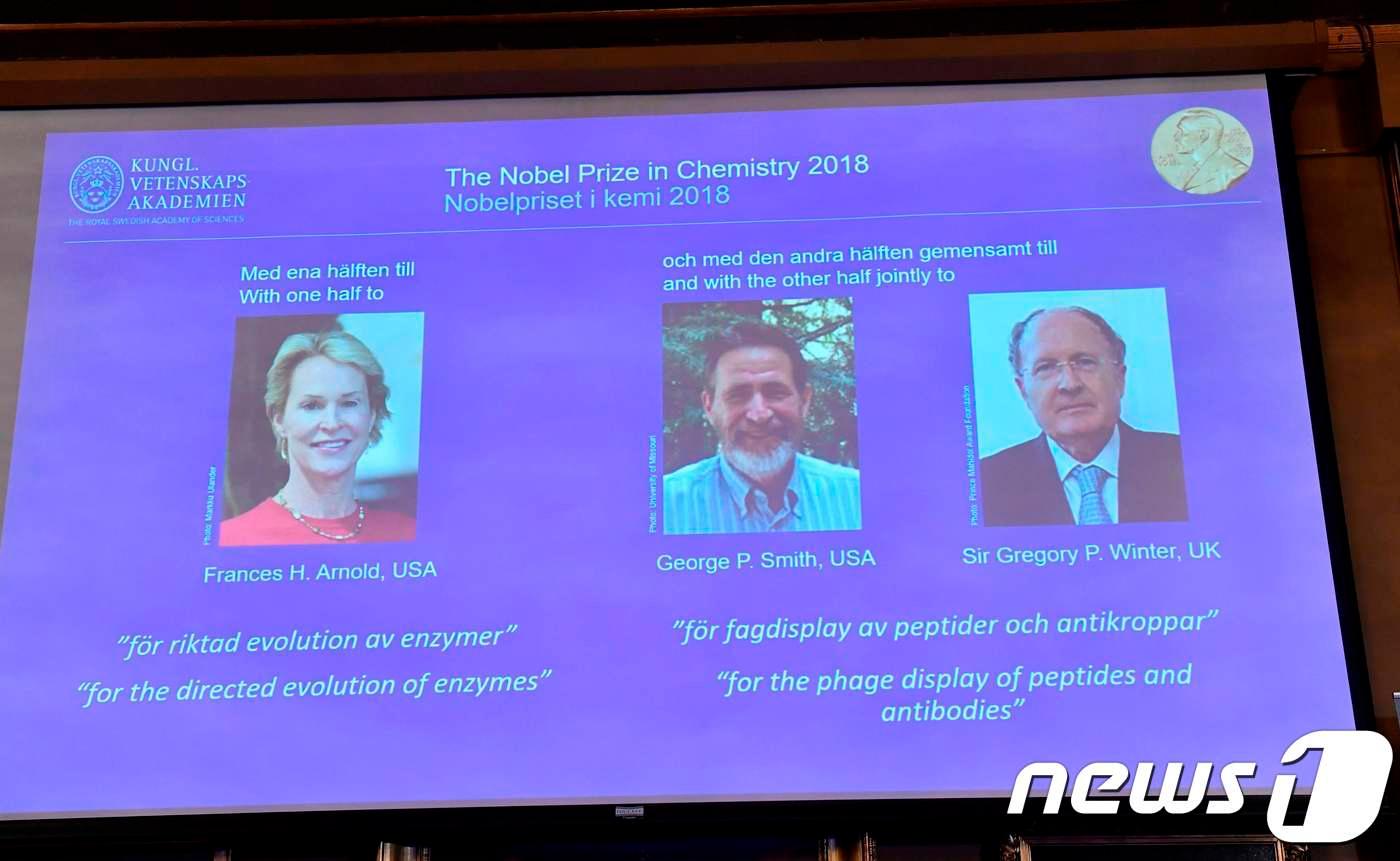 본문 이미지 -  2018 노벨 화학상 공동 수상자인 프랜시스 아놀드 미국 캘리포니아 공과대 교수(62)와 조지 스미스 미국 미주리대 교수(75), 그레고리 윈터 영국 케임브리지대 교수(67). (Photo by Jonas EKSTROMER / TT News Agency / AFP) / Sweden OUT ⓒ AFP=뉴스1