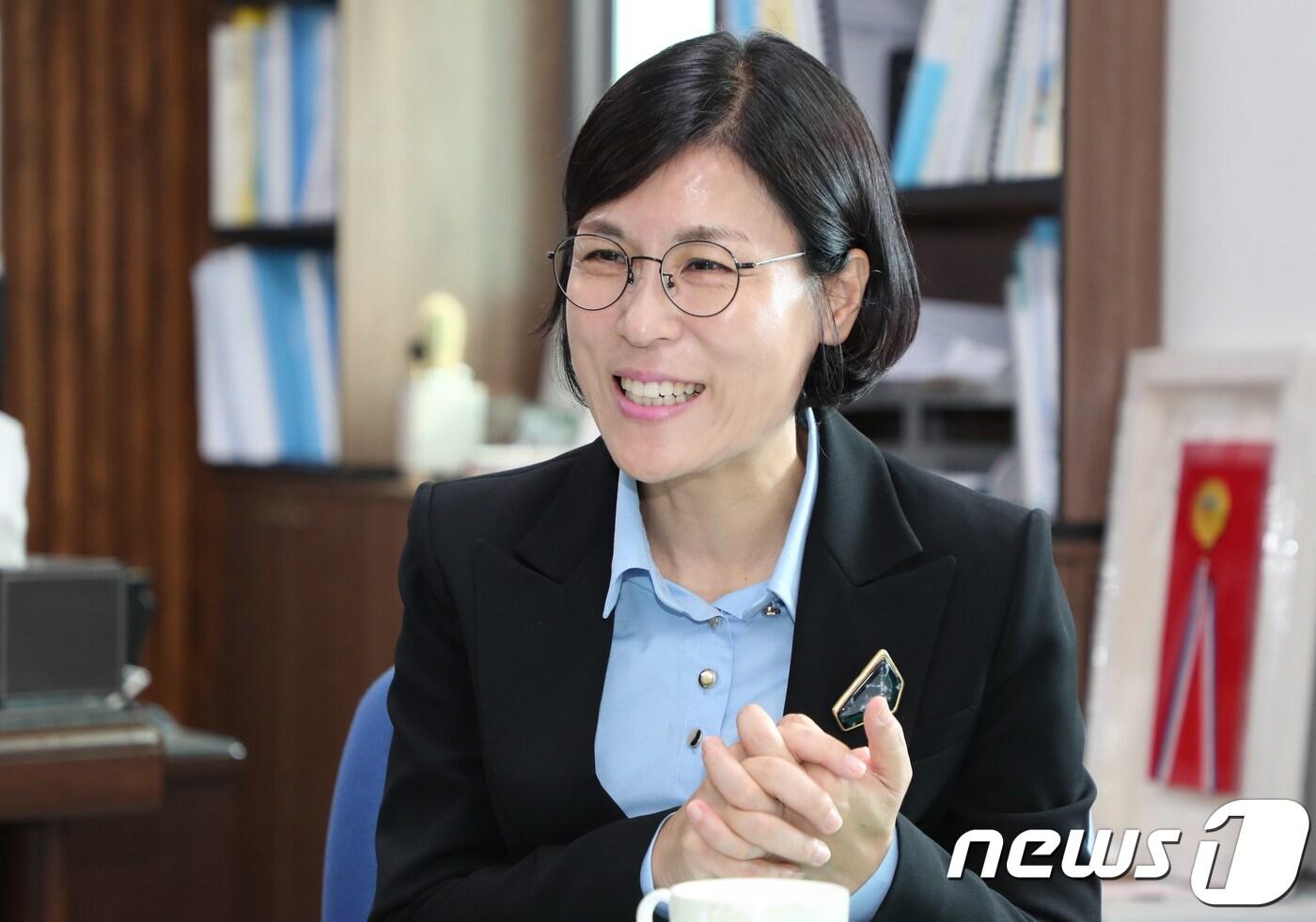 본문 이미지 - 정명희 부산 북구청장이 29일 부산 북구청 구청장실에서 뉴스1과 인터뷰를 하고 있다. 2018.10.29/뉴스1 ⓒ News1 여주연 기자