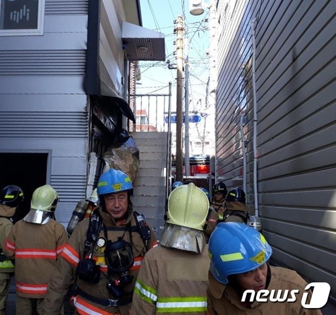 본문 이미지 - 30일 오전 11시30분께 인천시 미추홀구 미추홀구청 부속건물 가건물에서 불이 나 신고를 받고 출동한 소방대원이 진화작업을 벌이고 있다.(독자제공)2018.10.30/뉴스1 ⓒ News1 박아론 기자