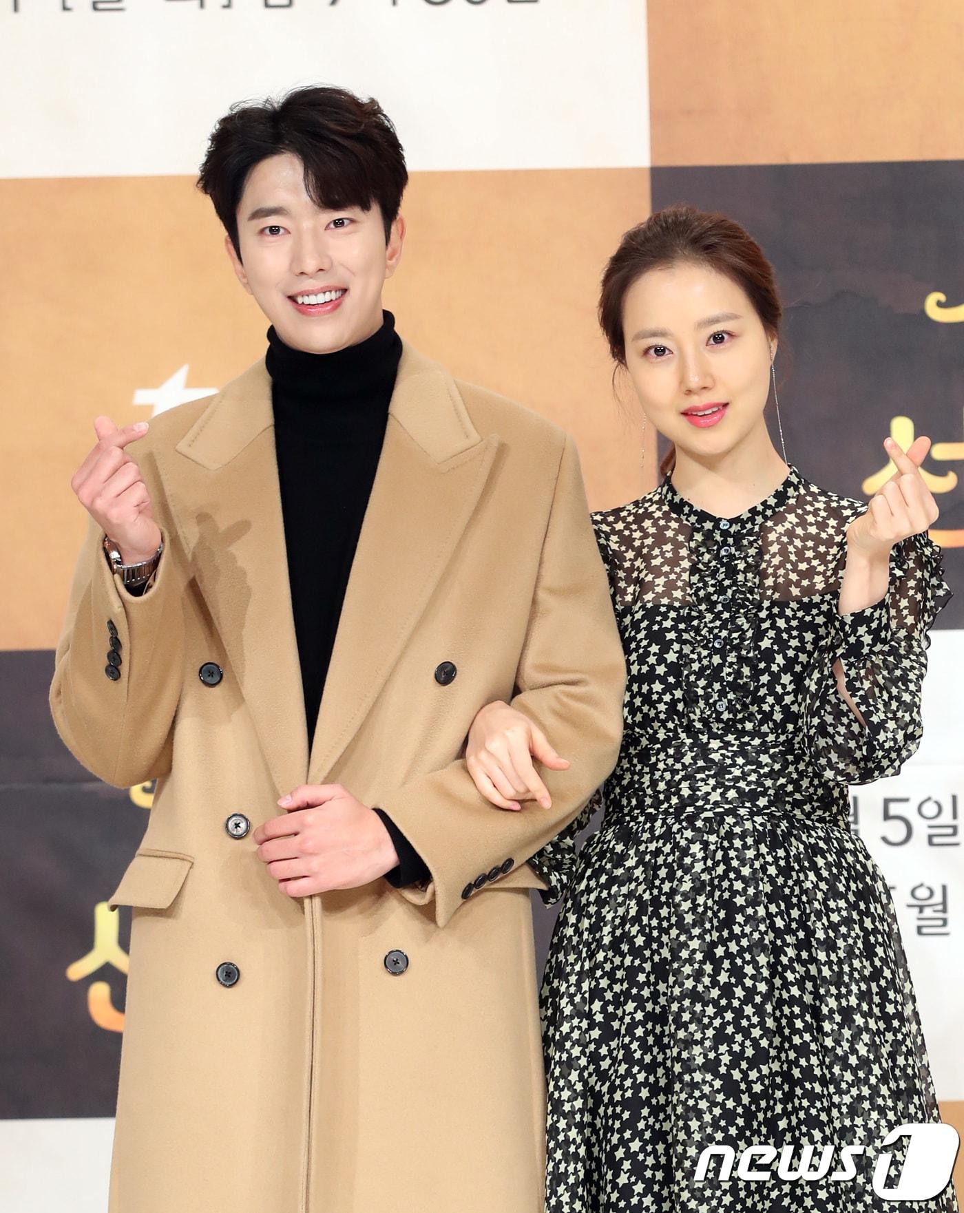 본문 이미지 - 배우 윤현민, 문채원(오른쪽)이 30일 오후 서울 영등포구 타임스퀘어에서 열린 tvN 새 월화 드라마 ’계룡선녀전’ 제작 발표회에 참석해 포즈를 취하고 있다. ‘계룡선녀전’은 699년 동안 계룡산에서 나무꾼의 환생을 기다리며 바리스타가 된 선녀 선옥남(문채원, 고두심 분)이 정이현(윤현민 분)과 김금(서지훈 분), 두 서방님 후보를 우연히 만나면서 과거에 얽힌 비밀을 밝혀내는 코믹 판타지 로맨스 드라마다. 2018.10.30/뉴스1 ⓒ News1 권현진 기자