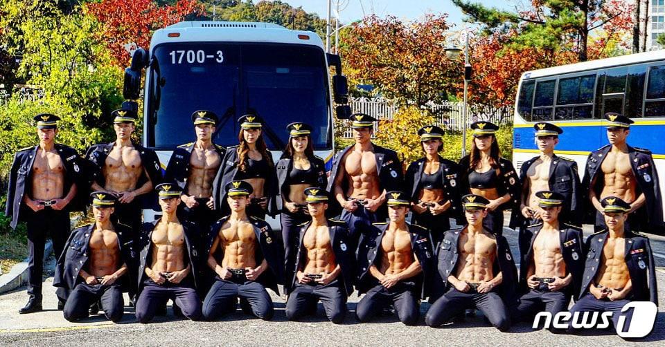 본문 이미지 - 전국 몸짱 경찰관 20명이 30일 오후 경기부천오정경찰서에서 2019년 단력 제작을 위한 화보를 촬영하고 있다. (오정경찰서 박성용 경사 제공)2018.10.30/뉴스1 ⓒ News1 정진욱 기자