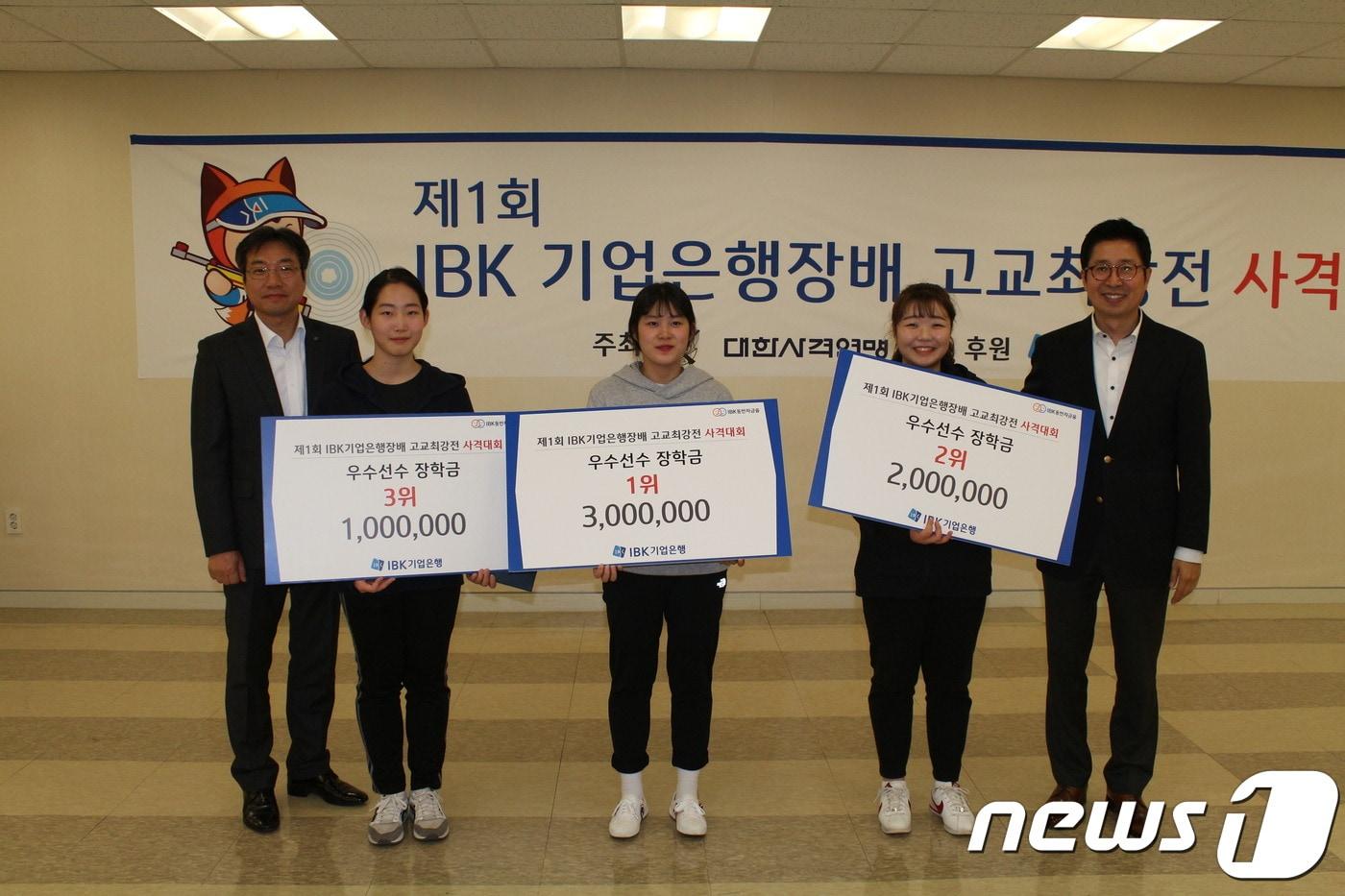 IBK기업은행장배 고교최강전 사격대회 여자부 10m 공기권총 본선에서 비공인 세계타이기록을 세우고 결선에서 우승까지 차지한 추가은(가운데). (IBK기업은행 제공) ⓒ News1