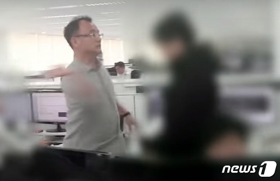 본문 이미지 - 탐사보도전문매체인 뉴스타파는 양 회장이 지난 2015년 4월 경기 성남시 분당구 위디스크 사무실에서 전직 직원을 폭행하는 모습을 담은 영상을 공개했다. 뉴스1 ⓒ News1 신웅수 기자