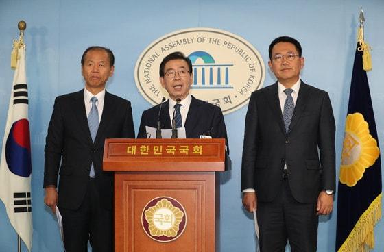 본문 이미지 - 박원순 서울특별시장(가운데)이 31일 오전 서울 여의도 국회 정론관에서 '판문점선엄 국회 비준동의 촉구 기자회견'에서 발언을 하고 있다. 왼쪽부터 최문순 강원도지사, 박 서울시장, 박남춘 인천광역시장. 2018.10.31/뉴스1 ⓒ News1 임세영 기자