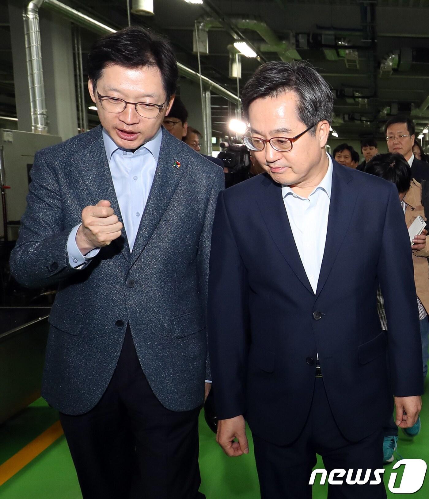 본문 이미지 - 김동연 경제부총리(오른쪽), 김경수 경남도지사가 31일 오후 경남 창원시 성산구 경한코리아 스마트 공장을 둘러보며 대화를 나누고 있다. 2018.10.31/뉴스1 ⓒ News1 여주연 기자