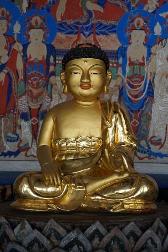 본문 이미지 - 예산 수덕사 소조여래좌상.(동북아불교미술연구소 제공)