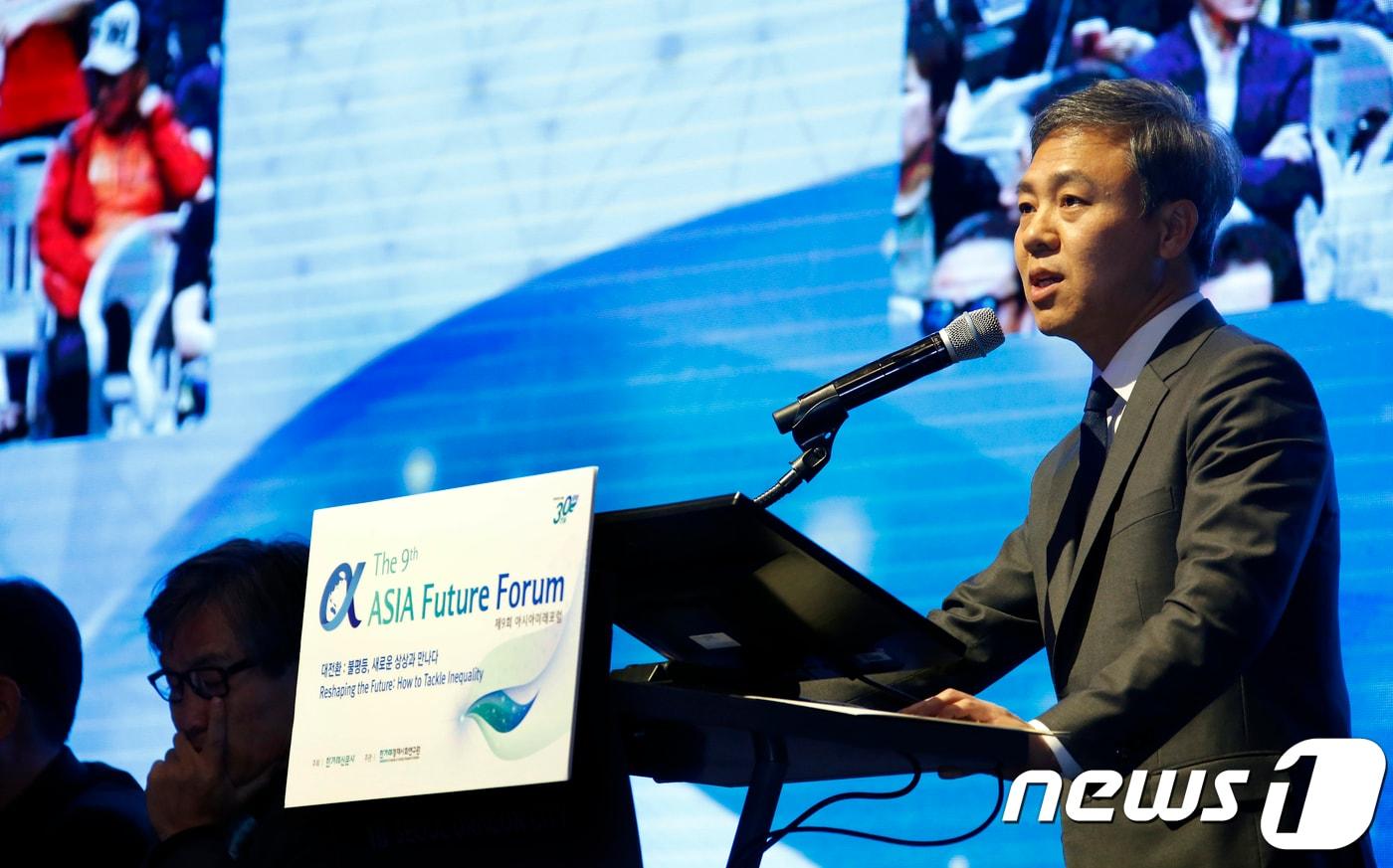 본문 이미지 - 31일 서울 그랜드시티호텔에서 열린 제9회 ‘2018 아시아미래포럼’에서 김승수 전주시장이 강연을 하고 있다.(전주시 제공)2018.10.31/뉴스1 ⓒ News1 김춘상 기자
