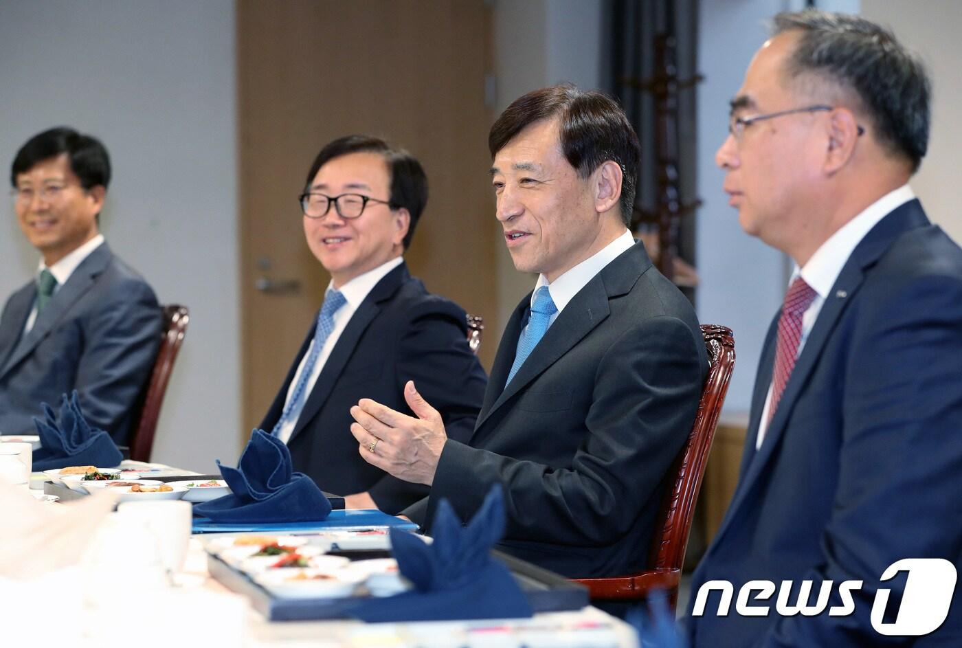 이주열 한국은행 총재가 4일 오전 서울 중구 태평로 한국은행에서 열린 경제동향간담회에서 참석자들과 대화를 나누고 있다. 2018.10.4/뉴스1 ⓒ News1 박정호 기자